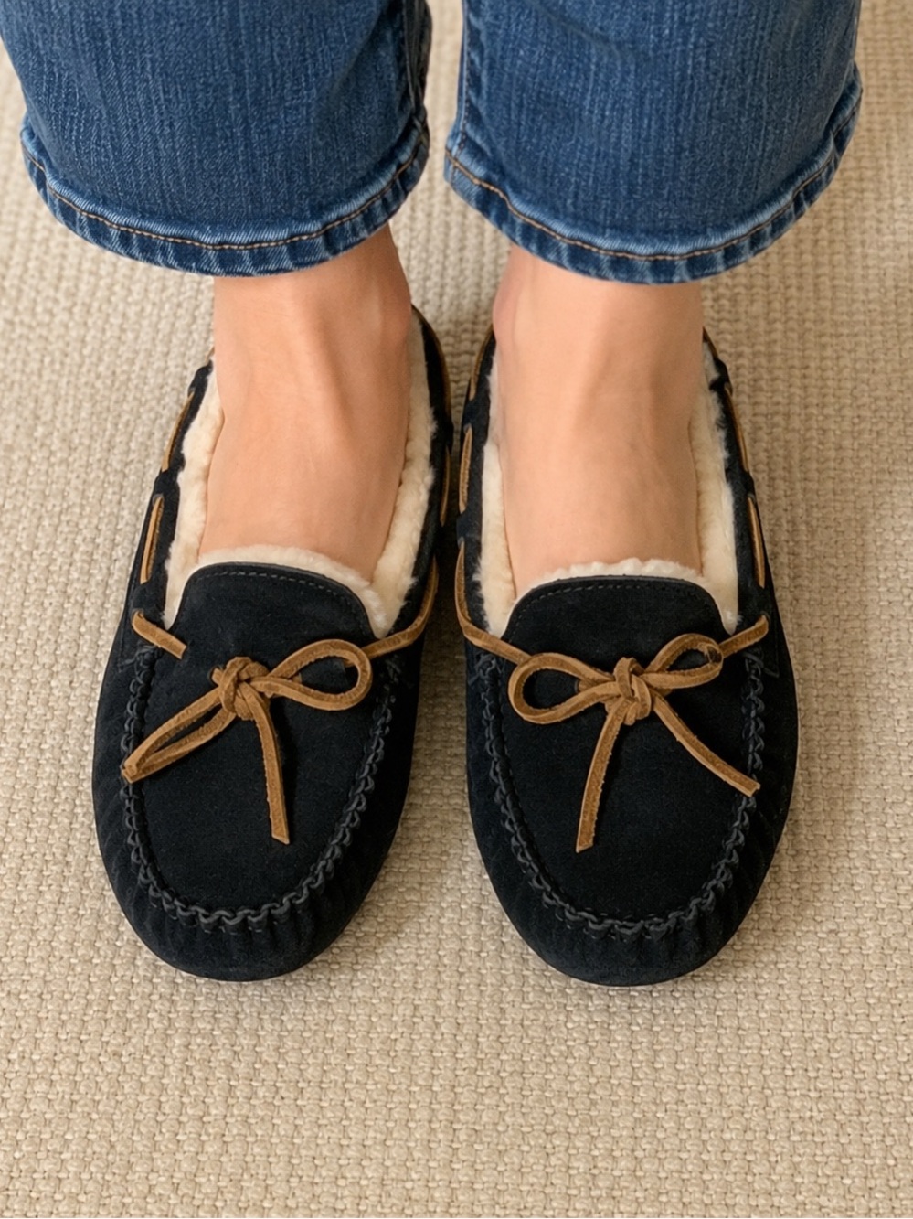 𝅺UGG Australia sheepskin black shoes . 6/7 ?